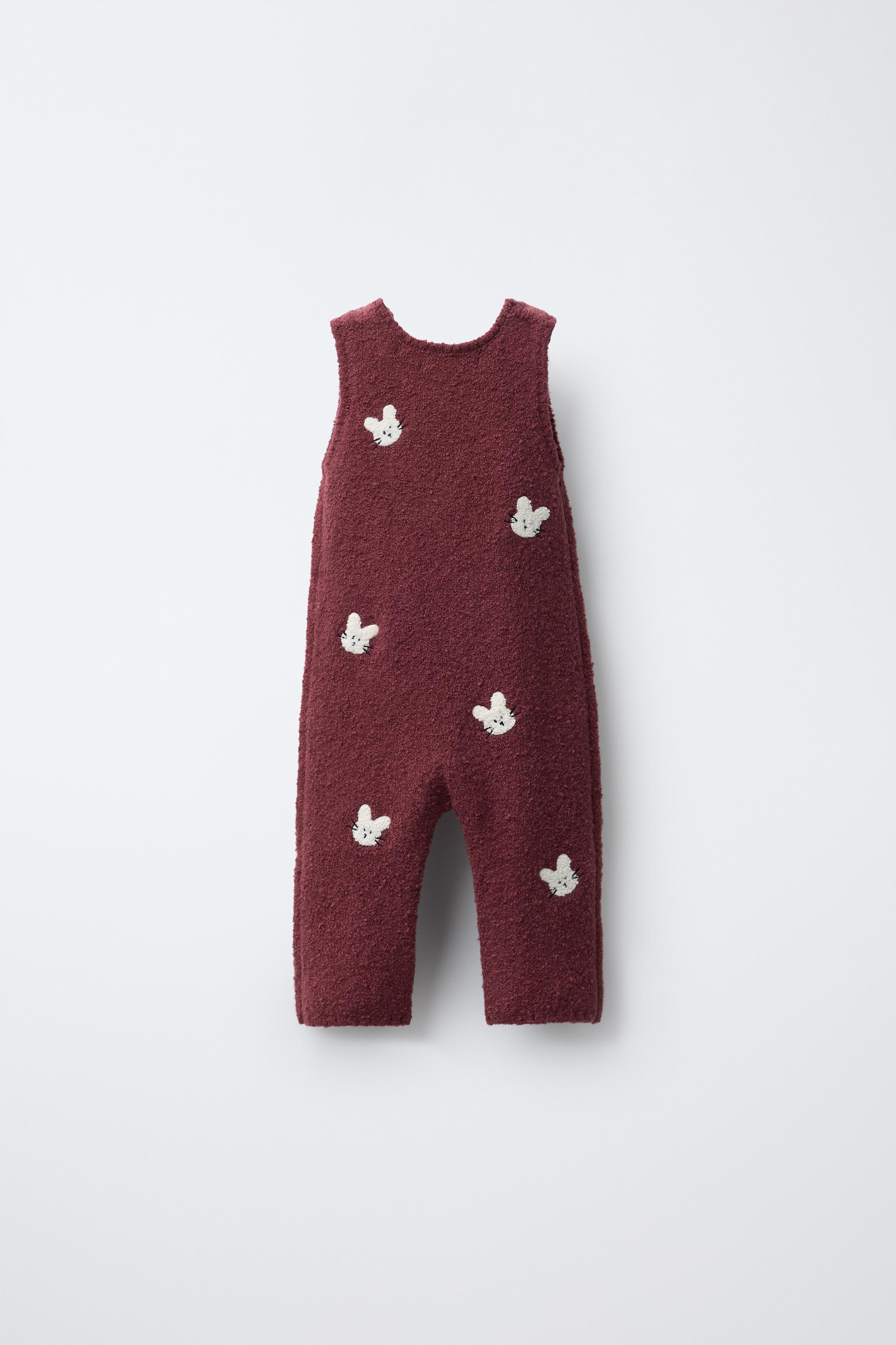 SALOPETTE EN MAILLE AVEC LAPINS BRODÉS